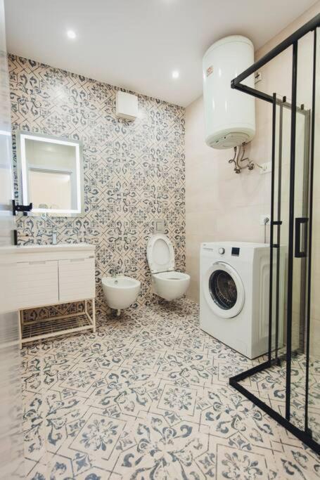 Luxury Apartment At Myslym Shyri Tirana Exterior photo
