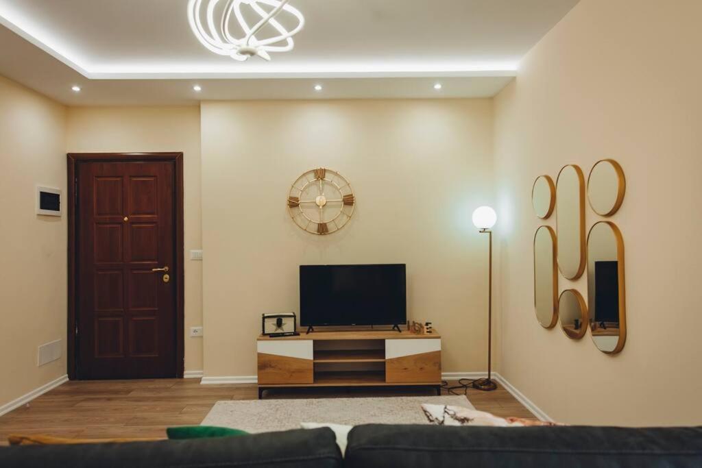 Luxury Apartment At Myslym Shyri Tirana Exterior photo
